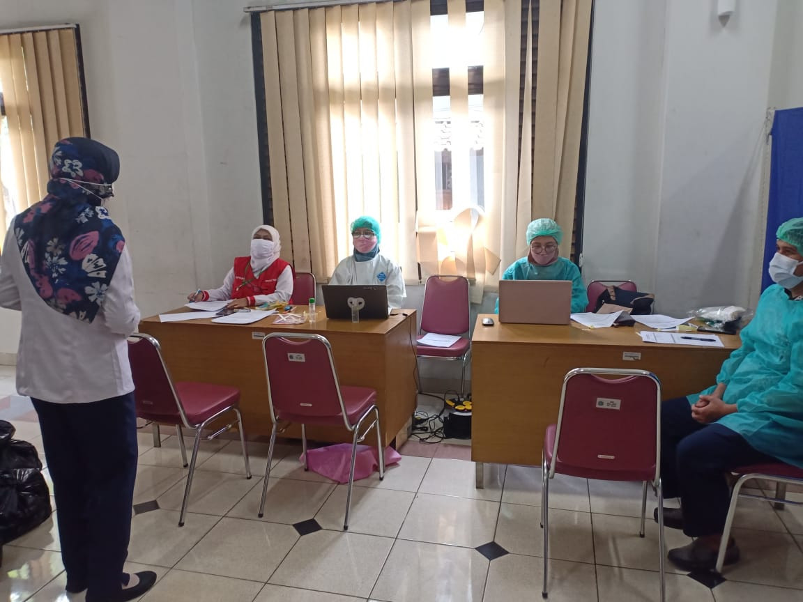 Monitoring pelaksanaan kegiatan PCR bagi warga oleh Ibu Sekel